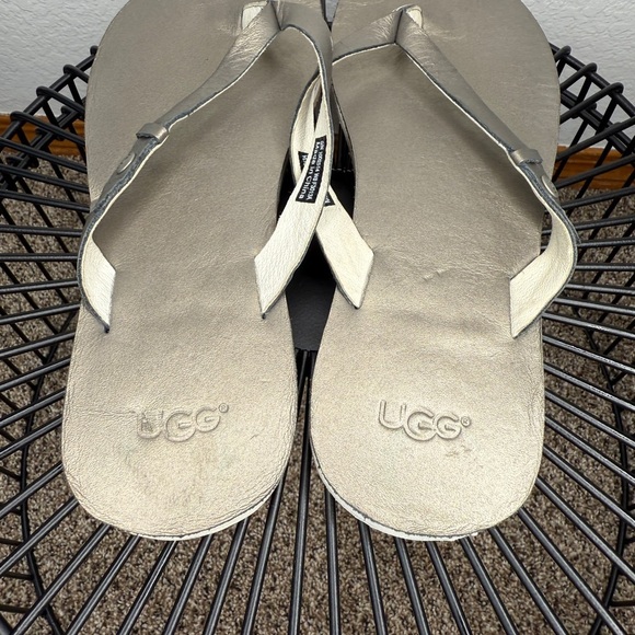 UGG Metallic Silver Leather Flip Flop Sandals Size 8 - Picture 4 of 6